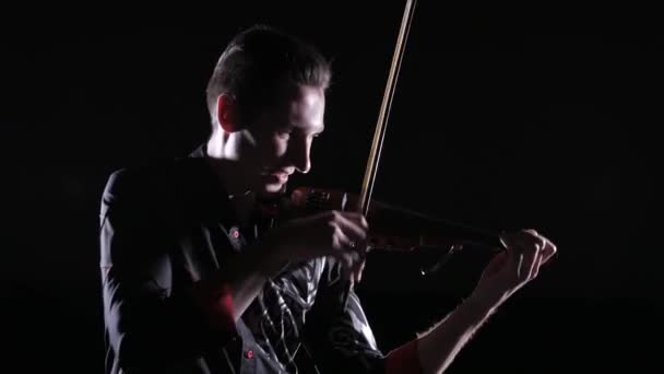 Jovem Bonito Homem Toca Violino Elétrico Fundo Preto Isolado — Vídeo de Stock