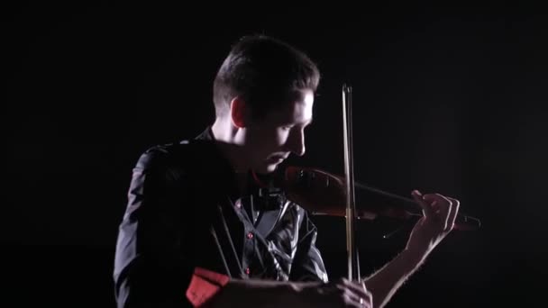 Jovem Bonito Homem Toca Violino Elétrico Fundo Preto Isolado — Vídeo de Stock