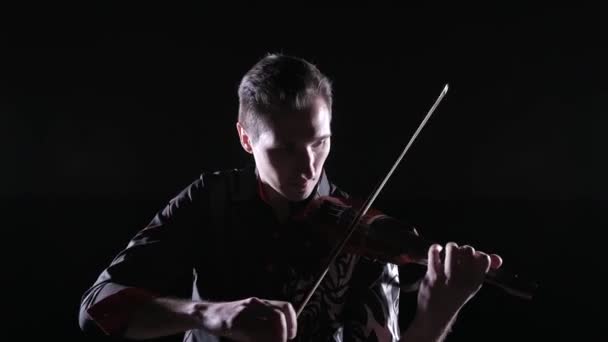 Giovane Bell Uomo Suona Violino Elettrico Sfondo Nero Isolato — Video Stock