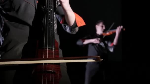 Duett Unga Män Spelar Electric Cello Och Electric Violin Svart — Stockvideo