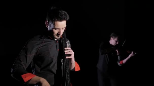 Duet Van Jonge Mannen Die Elektrische Cello Elektrische Viool Spelen — Stockvideo