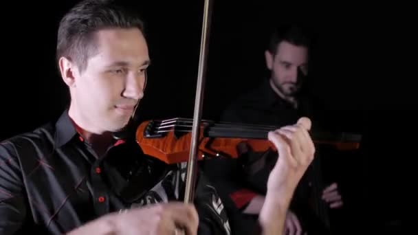 Duet Mladých Mužů Elektrickými Violoncello Elektrickými Housle Černém Pozadí Izolovaný — Stock video