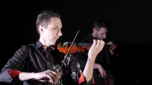 Duo Jeunes Hommes Jouant Violoncelle Électrique Violon Électrique Sur Fond — Video