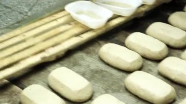 fırıncılar ekmeğin yüzeyini bulaştırıp fırına koyup, ekmek üretimi