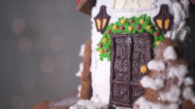 Pırıl pırıl ışıklar, beyaz ve çikolata sır arka planda El yapımı zencefilli ev