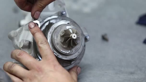 Trabajadores Manos Coche Turbina Reparación — Vídeo de stock