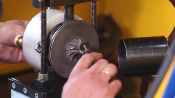 Trabajadores Manos Coche Turbina Reparación — Vídeos de Stock