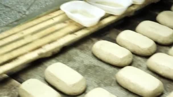 Los Panaderos Untan Superficie Del Pan Ponen Horno Producción Pan — Vídeo de stock