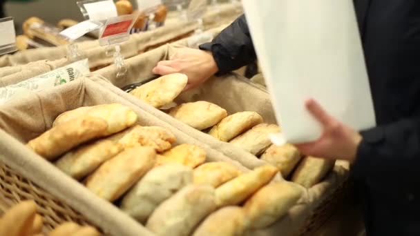 Frauenhand Nimmt Frisches Brot Die Packung — Stockvideo