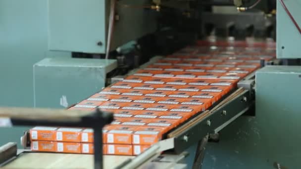 Paquetes Cigarrillos Están Moviendo Por Transportador Fabricación Cigarrillos — Vídeo de stock