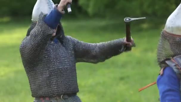 Jóvenes Con Trajes Caballero Cascos Que Luchan Con Espadas Hachas — Vídeo de stock