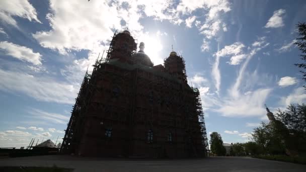 Ortodoxa Kyrkan Himlen Och Rörliga Moln Bakgrund Timelapse — Stockvideo