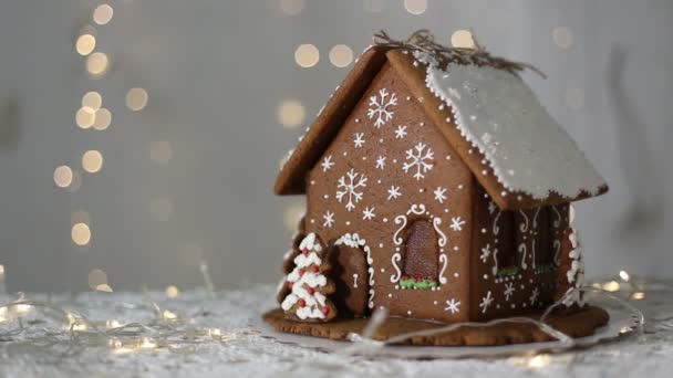 Maison Pain Épice Main Sur Fond Lumières Scintillantes Décorée Flocons — Video