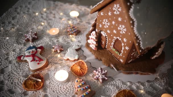 Handmade Piernik Dom Tle Musujące Światła Figurki Bałwana Choinki — Wideo stockowe