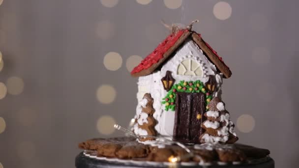 Casa Gengibre Artesanal Fundo Luzes Cintilantes Branco Esmalte Chocolate — Vídeo de Stock