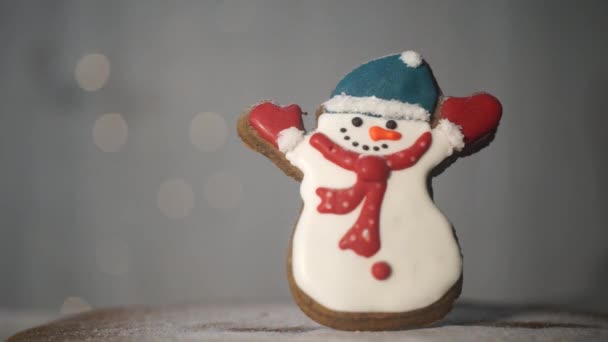 Puderzucker Fällt Auf Handgemachte Lebkuchen Schneemannfigur Mit Farbiger Glasur Verziert — Stockvideo