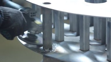 Koruyucu gözlüklü işçi metali parlatıyor