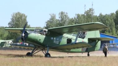 pervane motoru başlar, pilot kokpitte oturur