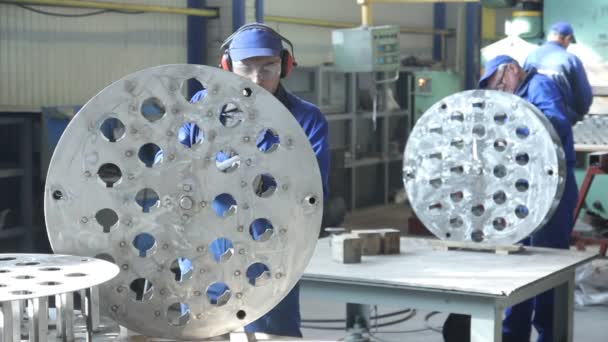 Workers Protective Glasses Process Metal Products Industrial Enterprise — 비디오