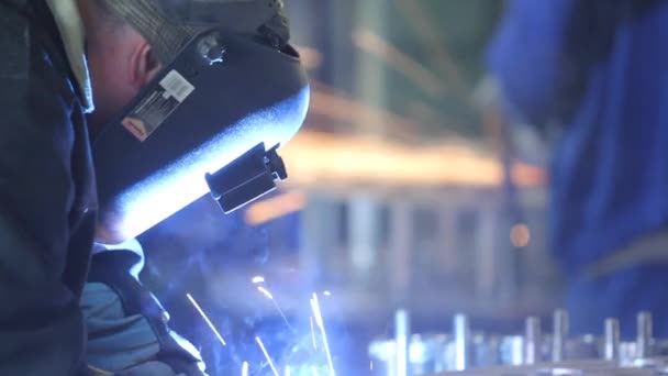 Svetsare Skyddsmask Svetsar Metalldelar Fabriken Närbild — Stockvideo