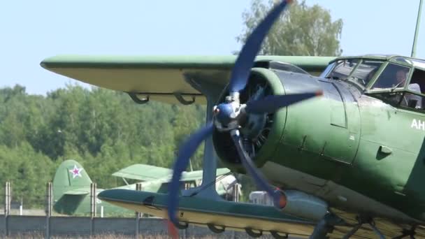 Propeller Motorn Startar Sitter Piloten Sittbrunnen — Stockvideo