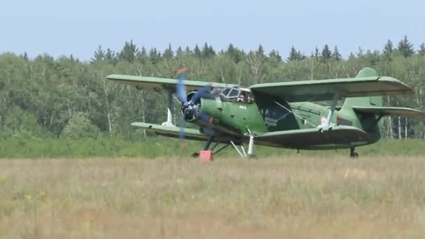 Avião Hélice Decola Campo — Vídeo de Stock