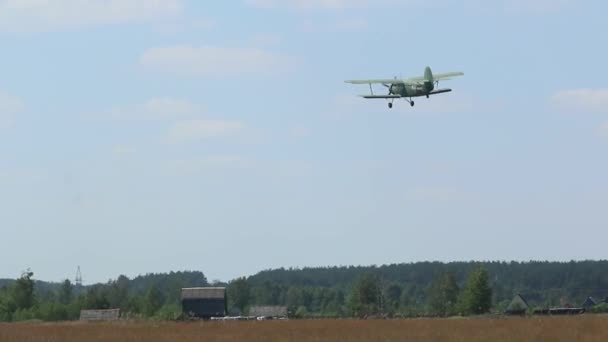 プロペラ飛行機は 森や建物の上に空を飛ぶ — ストック動画