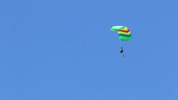 Skydiver Desce Tipo Asa Paraquedas Contra Céu Azul — Vídeo de Stock
