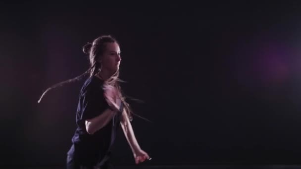 Joven Chica Hermosa Con Trenzas Africanas Bailando Hip Hop Danza — Vídeo de stock