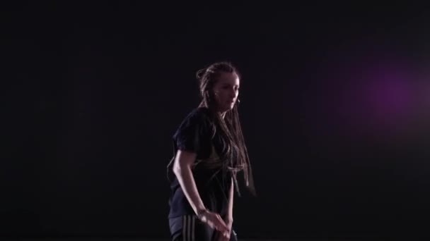 Afrika Örgülü Güzel Bir Kız Hip Hop Yapıyor Stüdyoda Siyah — Stok video