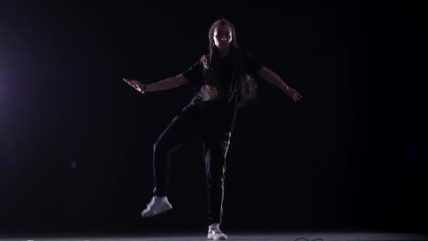 Jong Mooi Meisje Met Afrikaanse Vlechten Dansen Hip Hop Straat — Stockvideo