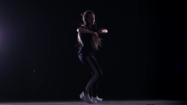 Joven Chica Hermosa Con Trenzas Africanas Bailando Hip Hop Danza — Vídeos de Stock