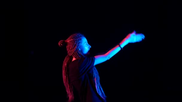 Menina Bonita Nova Com Tranças Africanas Dançando Hip Hop Dança — Vídeo de Stock