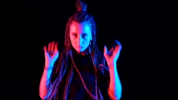 Jeune Belle Fille Avec Des Tresses Africaines Dansant Hip Hop — Video