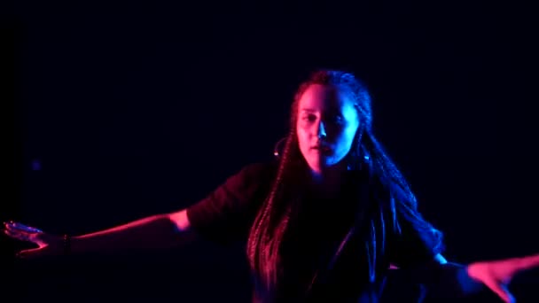 Mladá Krásná Dívka Africkými Copánky Tanec Hip Hop Street Dance — Stock video