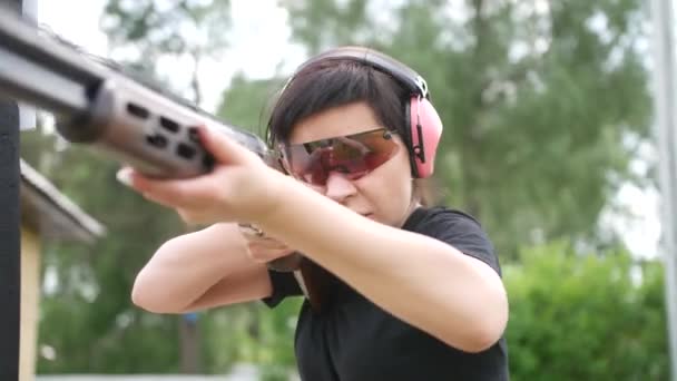 Молодая Красивая Девушка Стреляет Летающей Мишенью Открытом Стрельбище Ловушка Стрельбы — стоковое видео