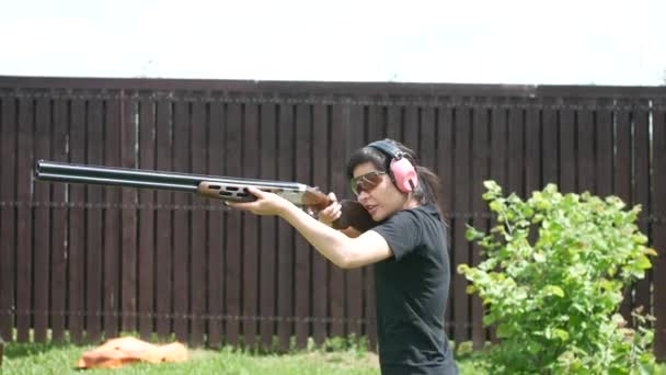 Молодая Красивая Девушка Стреляет Летающей Мишенью Открытом Стрельбище Ловушка Стрельбы — стоковое видео
