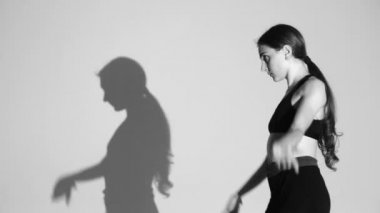 genç kız dans modern bale, çağdaş dans, izole, gölge onun hareketlerini tekrarlar, yavaş hareket