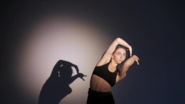 genç kız dans modern bale, çağdaş dans, izole, gölge onun hareketlerini tekrarlar, yavaş hareket