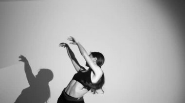 genç kız dans modern bale, çağdaş dans, izole, gölge onun hareketlerini tekrarlar, yavaş hareket