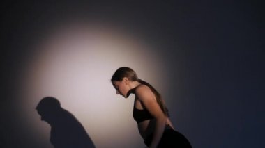 genç kız dans modern bale, çağdaş dans, izole, gölge onun hareketlerini tekrarlar, yavaş hareket