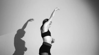 genç kız dans modern bale, çağdaş dans, izole, gölge onun hareketlerini tekrarlar, yavaş hareket