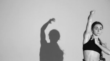 genç kız dans modern bale, çağdaş dans, izole, gölge onun hareketlerini tekrarlar, yavaş hareket