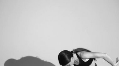 genç kız dans modern bale, çağdaş dans, izole, gölge onun hareketlerini tekrarlar, yavaş hareket