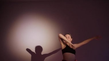genç kız dans modern bale, çağdaş dans, izole, gölge onun hareketlerini tekrarlar, yavaş hareket