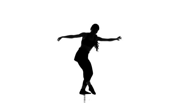 現代バレエを踊る若い女の子 コンテンポラリーダンス 白い背景に黒いシルエット スローモーション — ストック動画