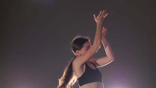Молодая Женщина Танцует Современный Балет Современный Танец Изолированные Замедленная Съемка — стоковое видео