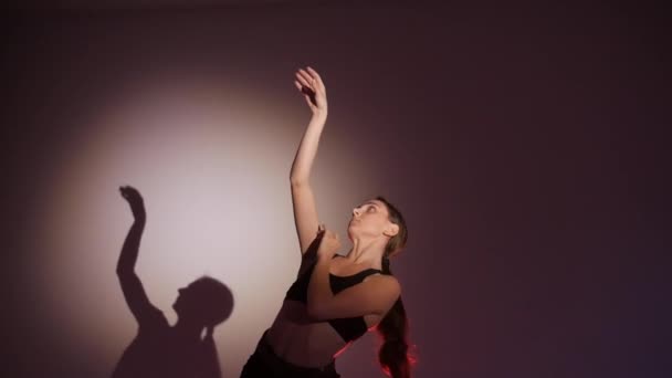 Ung Flicka Dansar Modern Balett Samtida Dans Isolerade Skuggan Upprepar — Stockvideo