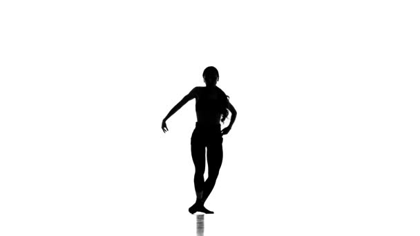 年轻女孩跳舞现代芭蕾 当代舞蹈 白色背景的黑色剪影 慢动作 — 图库视频影像