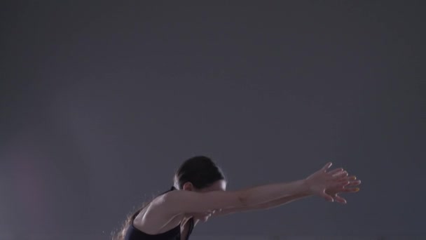 Jonge Vrouw Dansen Moderne Ballet Hedendaagse Dans Geïsoleerd Slow Motion — Stockvideo